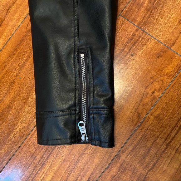 Leather jacket - Picture 5 of 11